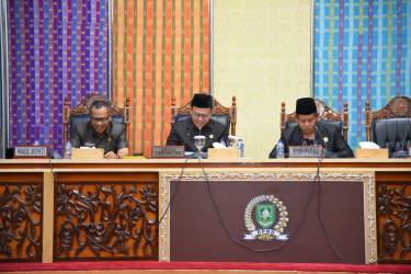 Ketua DPRD H. Khairul Umam didampingi Wakil Ketua Sofyan memimpin rapat paripurna LKPJ TA 2022