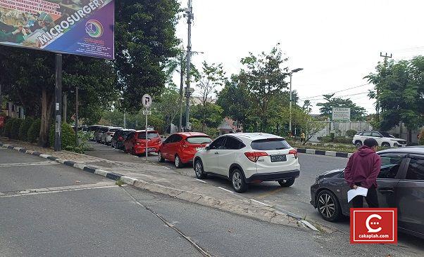 Langgar Rambu Lalin, UPT Perparkiran Tak Tegas Tertibkan Parkir di Jalan Diponegoro dan Hangtuah