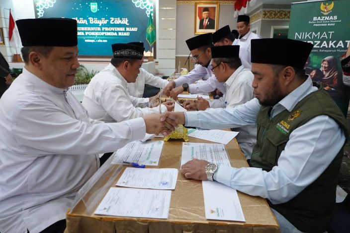 Serahkan Zakat ke Baznas Riau, Ini Harapan Pj Gubernur