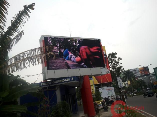 Warga Keluhkan Iklan Jambret di Videotron Simpang Tiga Pekanbaru
