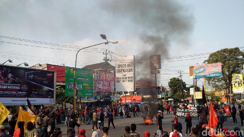 Aksi May Day di Yogyakarta, Massa Bakar Pos Polisi