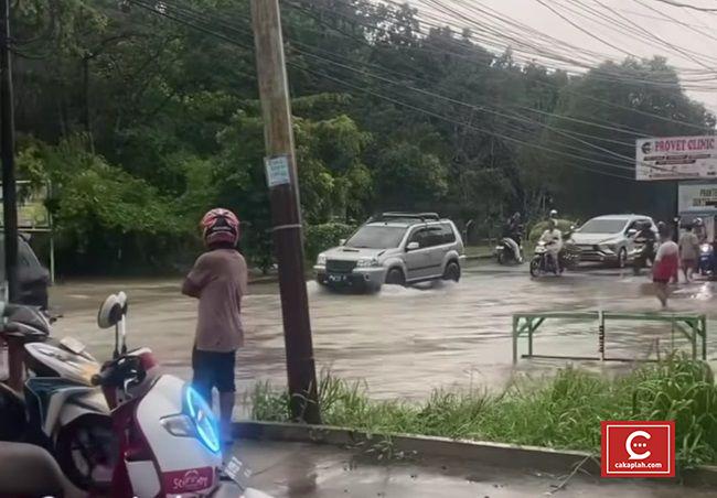 Diguyur Hujan Deras, Sejumlah Ruas Jalan di Kota Pekanbaru Tergenang Banjir