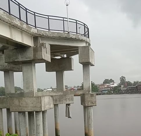 Jembatan Kaca Siak Ditabrak Kapal Lagi, Tiang Penyangga Patah