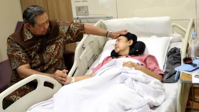 Andi Arief: Jenazah Ani Yudhoyono Diterbangkan ke Indonesia Malam Ini