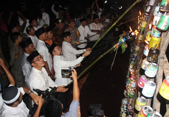 Warga Tumpah Ruah Saksikan Festival Lampu Colok di Bengkalis