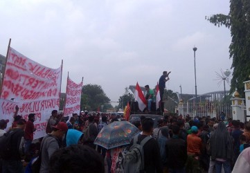 Polisi Tahan Aktivis, Ratusan Masyarakat Koto Aman Datangi Mapolres Kampar