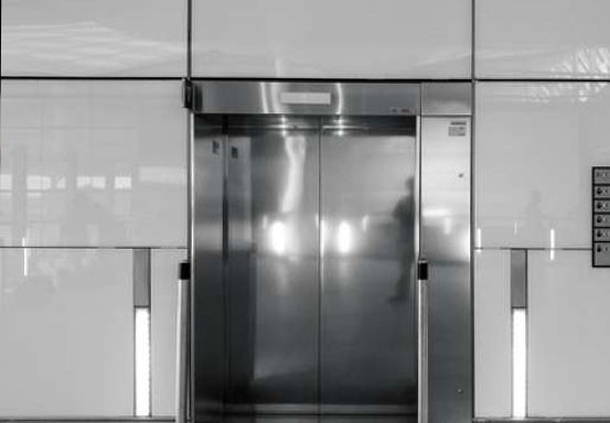 Wanita Terpenggal di Lift, Diduga Karena Kabel Headphone Tersangkut Pintu