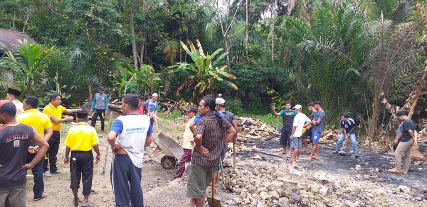 Bangun Kembali Rumah Warga Terbakar, Wakil Ketua DPRD Kampar Goro di Ranah Sungkai