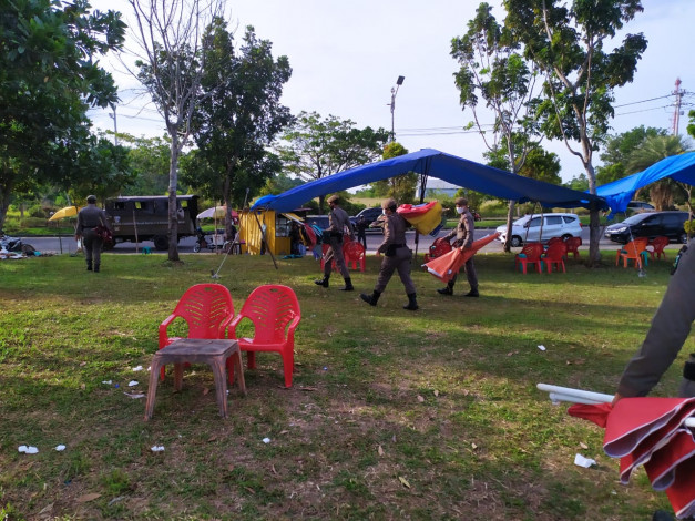 Diingatkan Tetap Membandel, Payung Ceper di Stadion Utama Riau Disita Satpol PP