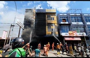 Kebakaran Bengkel di Harapan Raya akibat Bensin Mobil yang Diperbaiki Bocor