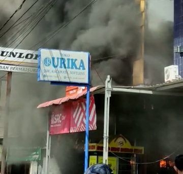 BREAKING NEWS: Kebakaran Dahsyat Hanguskan Bengkel Mobil di Harapan Raya