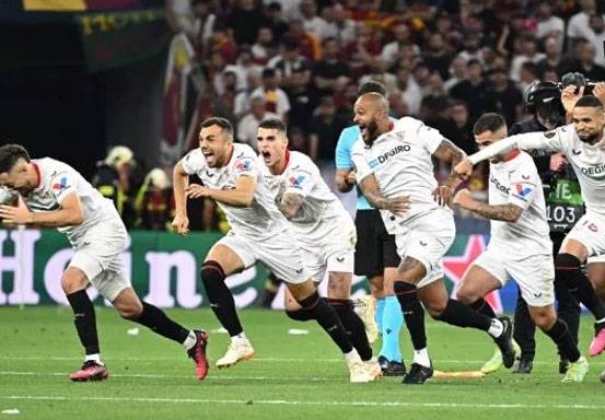 Para pemain Sevilla merayakan kemenangan adu penalti dalam pertandingan final Liga Europa 2022-2023 antara Sevilla vs AS Roma di Puskas Arena di Budapest, Hongaria pada 31 Mei 2023. Attila KISBENEDEK/AFP