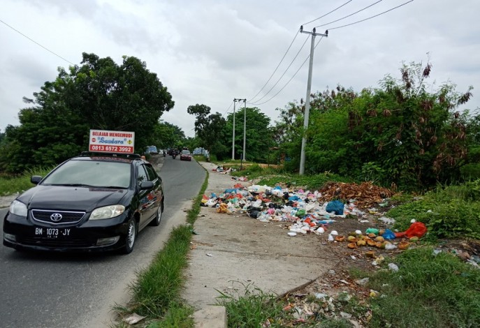 Minim TPS, Warga Masih Buang Sampah di Tepi Jalan