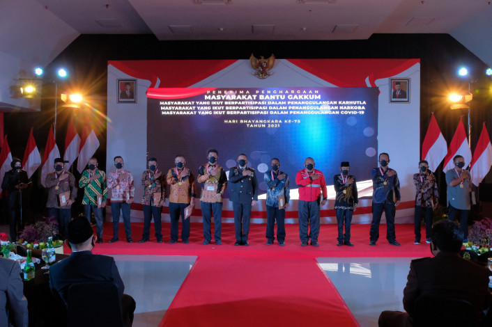Relawan Peduli Covid-19 Terima Penghargaan dari Kapolda Riau