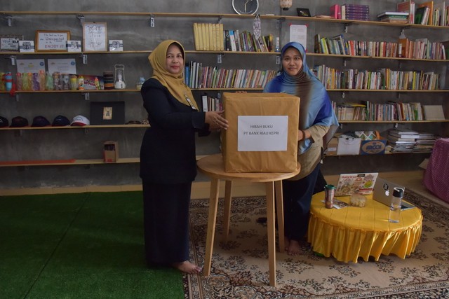 Bank Riau Kepri Donasikan 100 Judul Buku ke Taman Baca