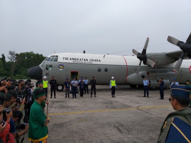 Diangkut Pesawat Hercules, Api Obor Asian Games Tiba di Pekanbaru