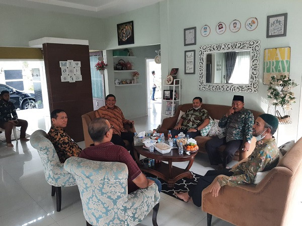 Rajut Silaturahmi, Wakapolda Riau Kunjungi Kediaman Anggota DPR RI Abdul Wahid