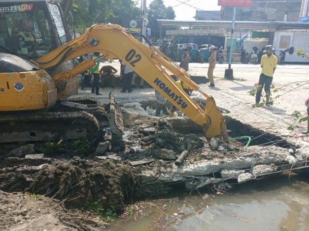 PUPR Pekanbaru Bongkar Jembatan Beton di Jalan Arifin Achmad