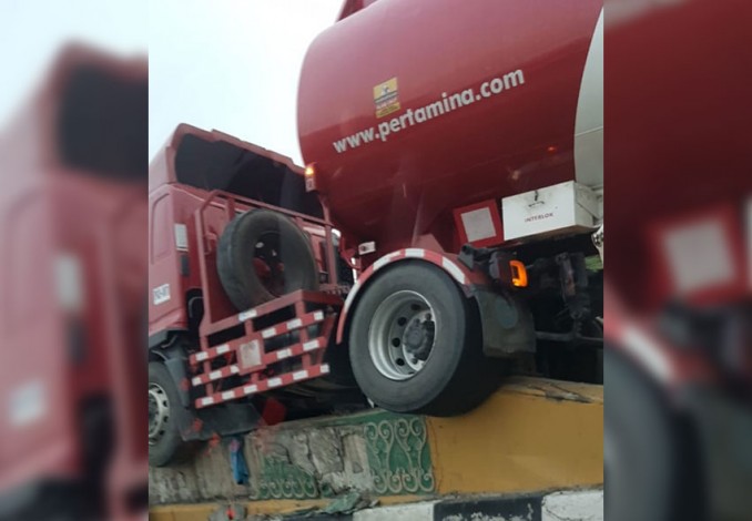 Truk Tangki Minyak Tabrak Pembatas Jalan Flyover, Jalan Sudirman Macet