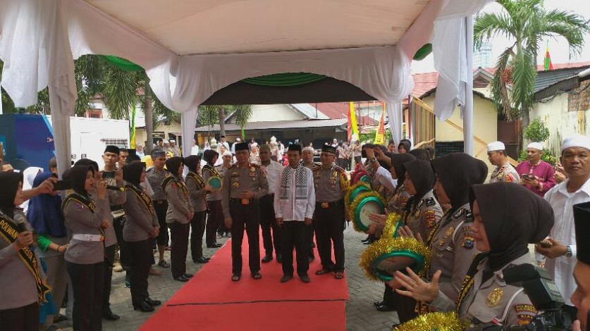 UAS Disambut Kompang Polwan Polda Riau