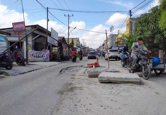 DPRD Pekanbaru Desak Kontraktor Segera Perbaiki Jalan Rusak Akibat Galian Proyek IPAL