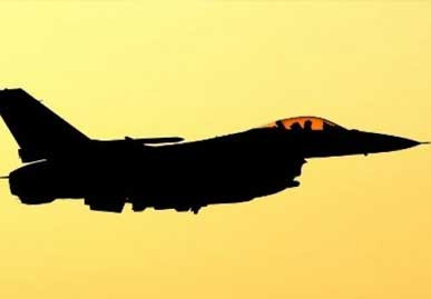 Jet Tempur AS Jatuh Usai Tabrak Pesawat di Udara
