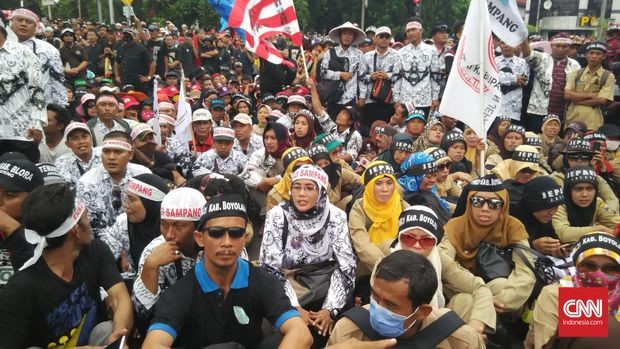 Jokowi Bungkam Saat Ditanya Aksi Guru Honorer di Depan Istana