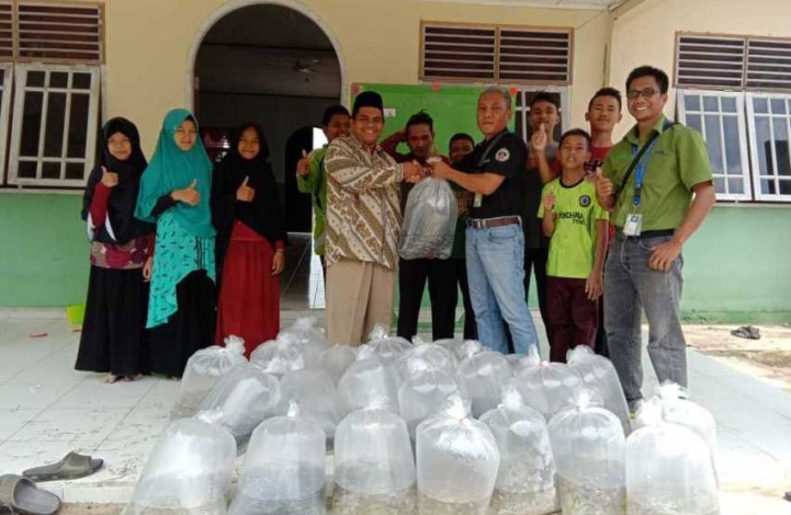 RAPP Salurkan Puluhan Ribu Bibit Ikan di Langgam, Pelalawan