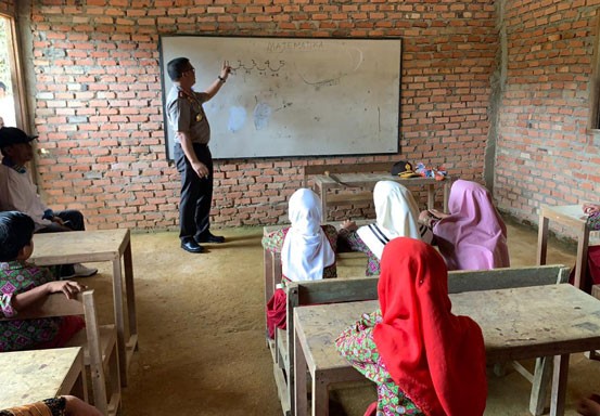 Cerita Kapolda Riau Mengajar di Sekolah Harapan yang Dibangun Swadaya Warga di Kampar