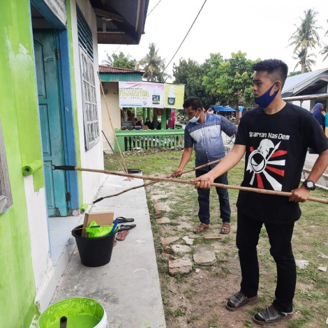 Mengecat Musholla, Cara Komunitas Milenial Nasdem Riau untuk Peringati HUT Partai