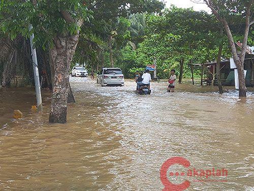Hujan Deras Bikin Sungai Batak Meluap hingga Banjiri Jalan, Banyak Kendaraan Mogok saat Melintas