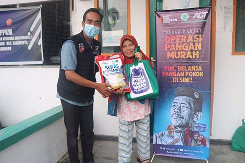 Alhamdulillah...Warga Pekanbaru Bisa Nikmati Sembako Murah dari ACT Riau