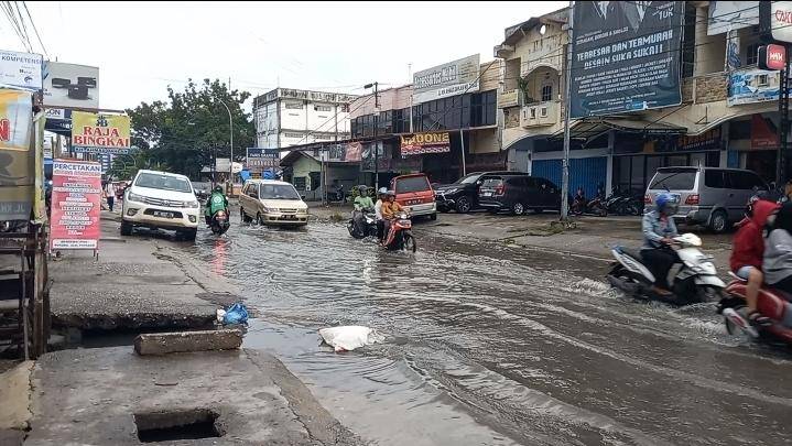 Seperti Biasa, Hujan Sebentar Jalan KH Ahmad Dahlan Pekanbaru Masih Tergenang