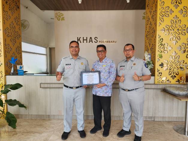 KHAS Pekanbaru Hotel Terima Piagam Penghargaan dari Jasa Raharja Riau