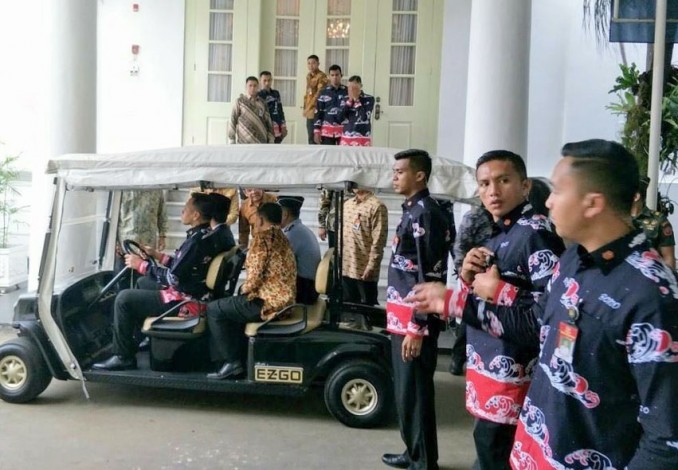 Keren... Batik Bono Riau Jadi Seragam Paspampres