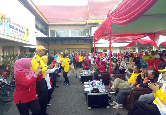 Peringati HGN 2018, Ribuan Guru dan Keluarga Antusias Ikuti Gerak Jalan Disdik Riau