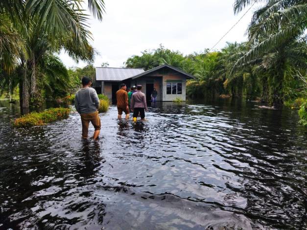 Kapolda Riau Perintahkan Personel Bantu Masyarakat di Daerah Tangani Banjir
