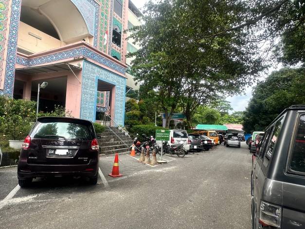 Tanpa Pengawasan Dishub, Dua Sisi Jalan Depan RS Zainab Jadi Lahan Parkir, Emang Boleh?