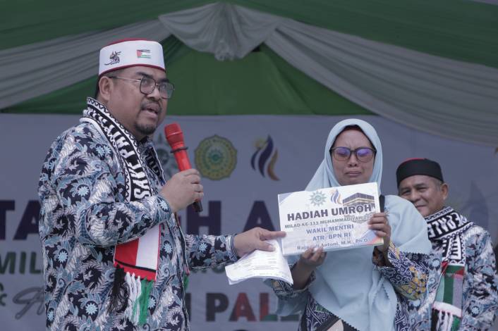Guru SD Muhammadiyah Pekanbaru  Dapat Doorprize Umroh dari Wamen ATR/BPN RI