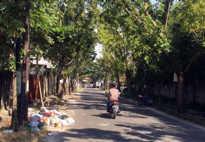 Jelang Siang, Sampah Masih Menumpuk di Jalan Duyung