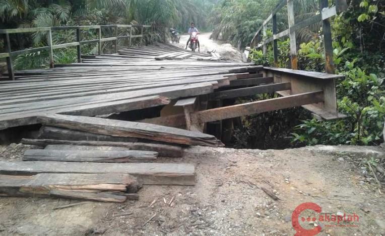 Menebar Maut, Warga Minta Dinas PUPR Perbaiki Jembatan Sei Mondiang