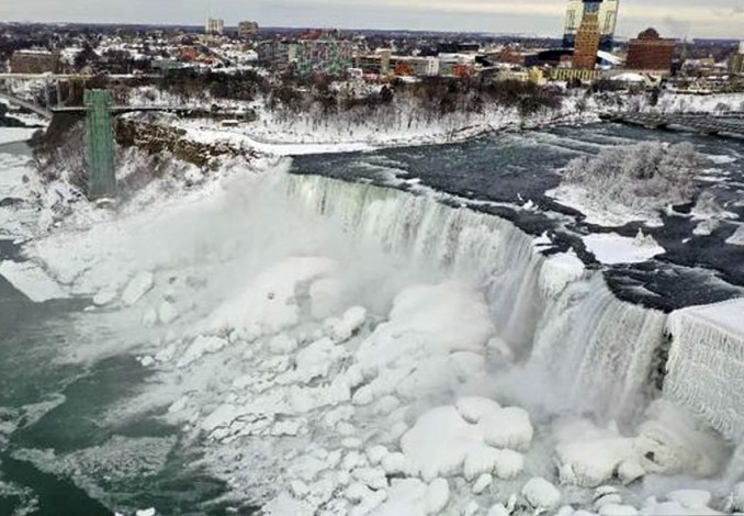 Air Terjun Niagara Membeku Karena Cuaca Ekstrem