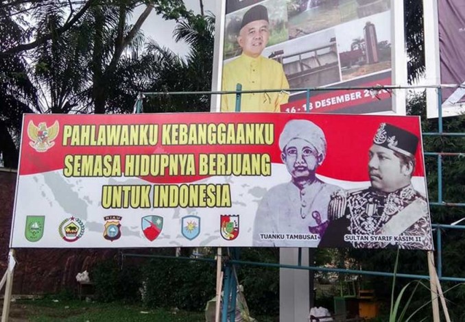 HEBOH... Baliho Besar di Jalan Sudirman Salah Pasang Foto Pahlawan Nasional Sultan Syarif Kasim II