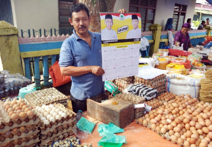 Cara Unik Pedagang Telur Ikut Kampanyekan Andi Rachman di Kuansing