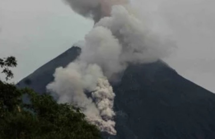 Gunung Merapi Erupsi, Terjadi 7 Kali Guguran Awan Panas