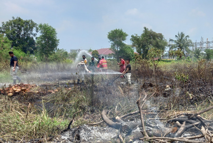 Karhutla Terjadi di Jalan Tanjung Datuk Pekanbaru, Lahan Terbakar Dekat dengan PLN Teluk Lembu