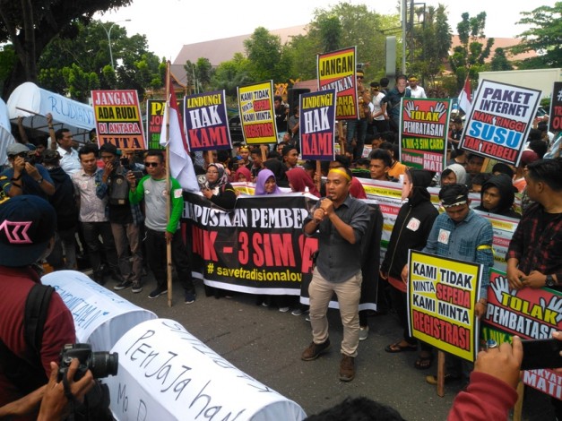 Registrasi Kartu Seluler Dibatasi, Ratusan Pengusaha Counter Pulsa Demo di DPRD Riau
