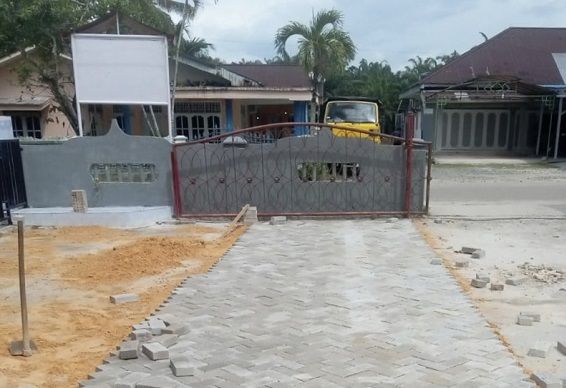 Pasca Dikunjungi Pj Gubernur, Pemprov Riau Pasang Paving Blok Masjid Nur Ilham Pinggir