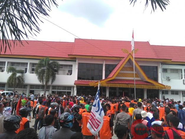 Ratusan Buruh‎ Ancam Masuk Kantor Disnakertrans Riau