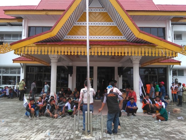 Ratusan Buruh Duduki Kantor Disnakertrans Riau